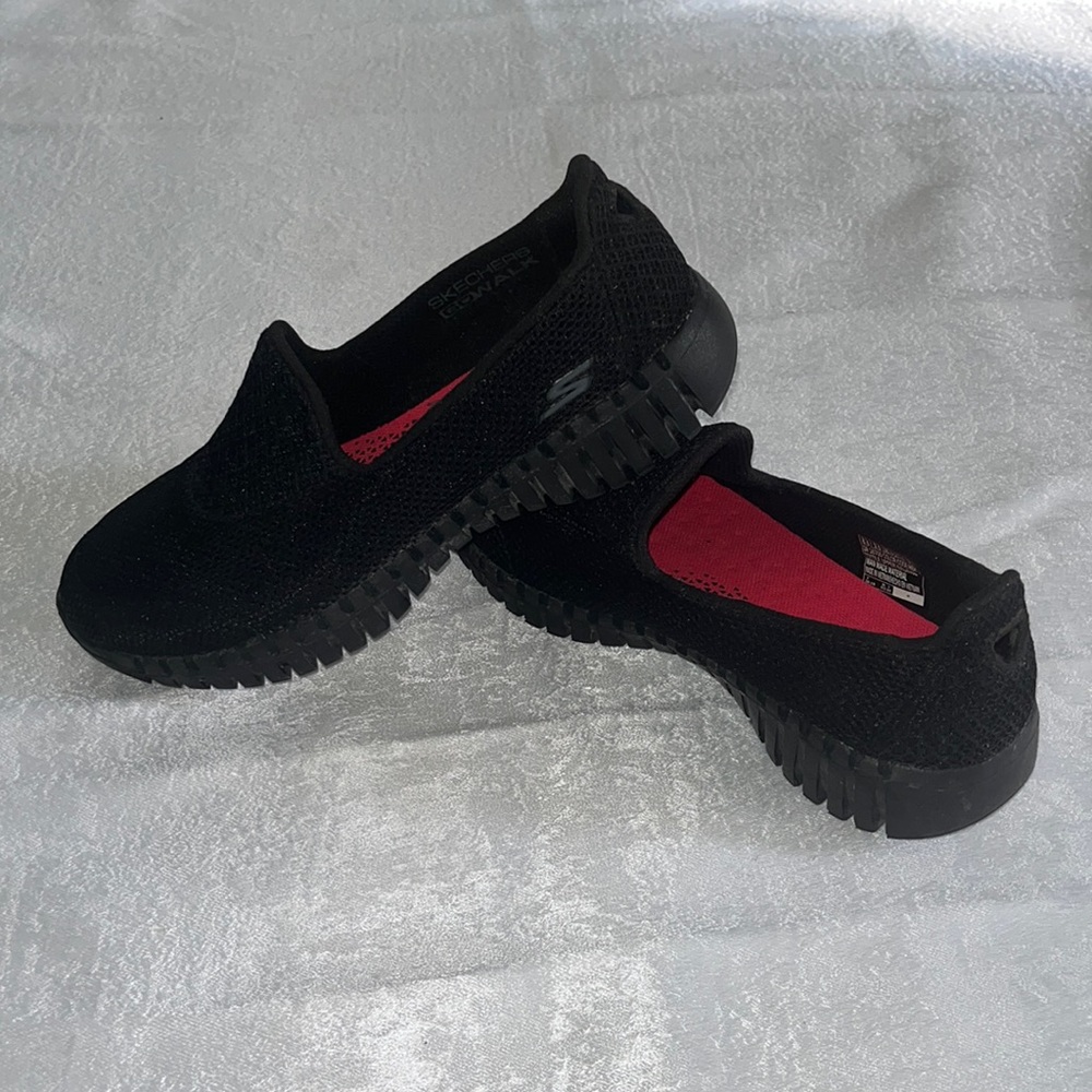 Sketchers air cooled with Goga mat. Size 6.5